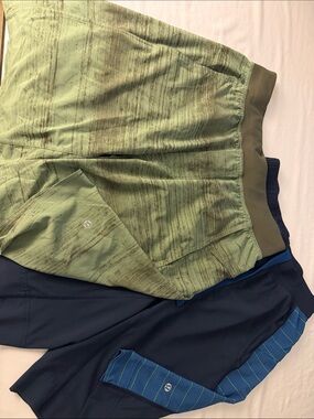 lululemon athletica Men's Athletic Shorts - Green & Navy